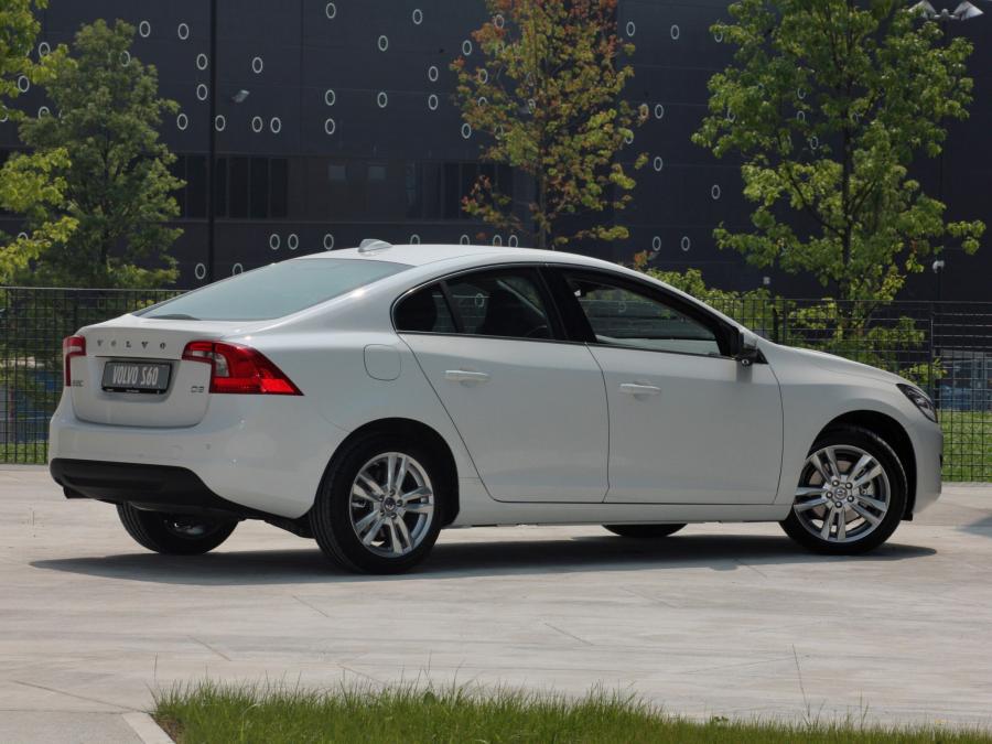  Volvo S60 D3 2010 года  (фото 8 из 17)